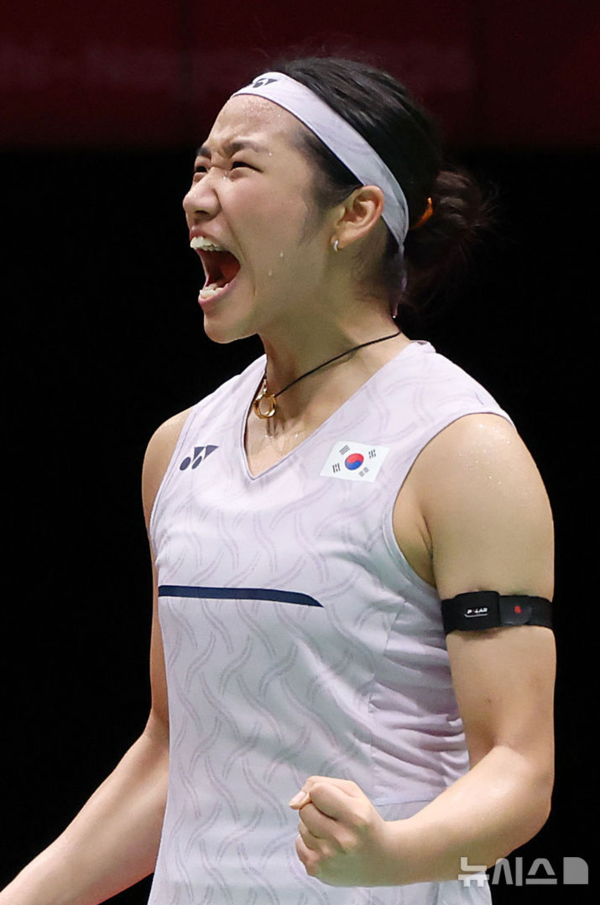 &nbsp;28일(현지 시간) 일본 아이치현 이치노미야시립 종합체육관에서 열린 2026 아이치·나고야 아시안게임 배드민턴 여자 단식 준결승전에서 한국 안세영이 중국 천위페이를 상대로 세트스코어 2-0으로 승리한 뒤 기뻐하고 있다. 뉴시스