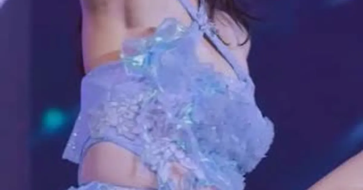 아이브 안유진 X홀터넥 파란 원피스 겨드랑이