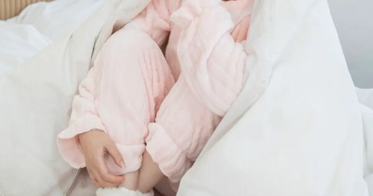 "잠옷 입고 뒹굴며 야식 즐겼는데…세균 폭탄?" 英전문가 경고