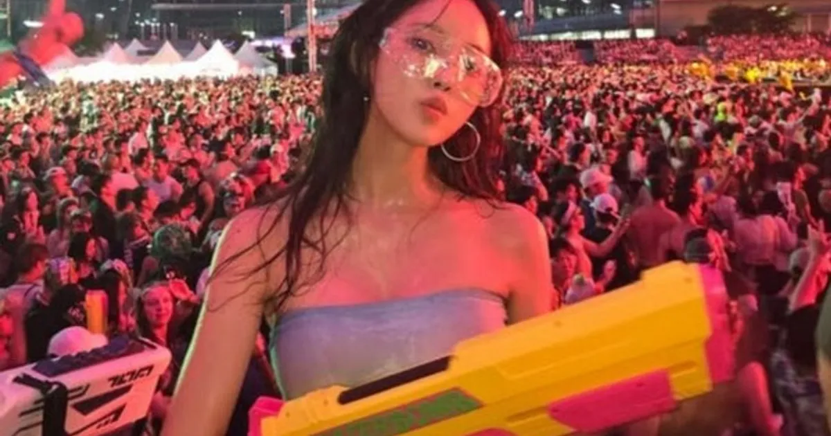 티아라 효민, '워터밤 여신' 등극! 무지갯빛 튜브톱→초록 비키니 '과감' 자태 뽐내