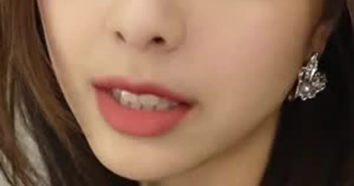 렌즈 낀 ITZY(있지) 유나 움짤