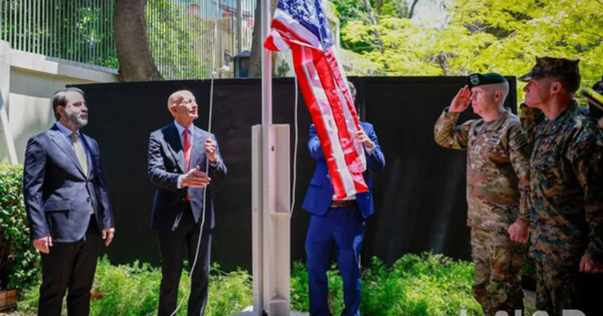 미, 13년간 폐쇄 시리아 대사관저에 다시 성조기…대사관 앞서