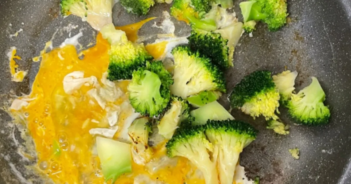 계란에다 브로콜리를 넣었더니 애들도 난리난 "반찬이" 완성됐습니다.