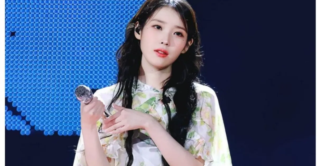 아이유 콘서트 지금 의상