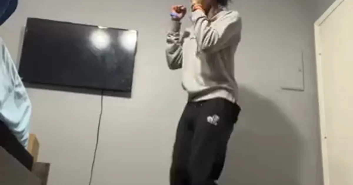 혼자 다른 프레임에서 사는 남자