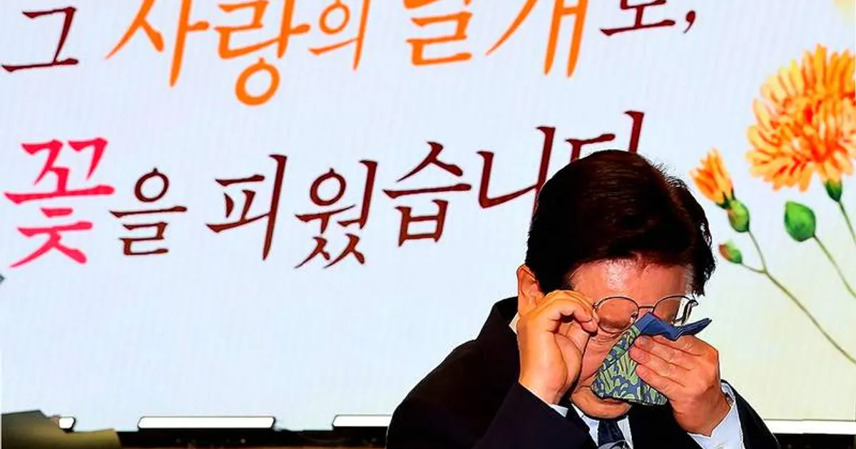 순직 영웅 유가족 앞에서 눈물 쏟은 국가 수반…어버이날 기념식 현장 (종합)