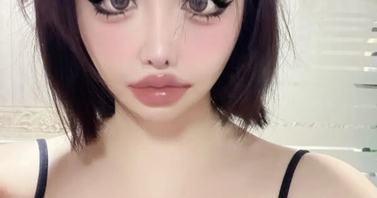 '활동 중단' 2NE1 박봄, 양현석 고소장 논란 2주 만에 근황 공개… 짙은 눈화장 셀카로 '여전한 존재감'