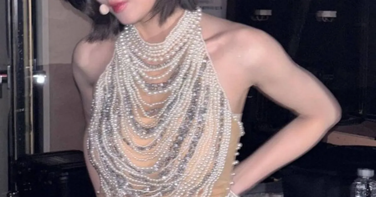 권은비, 파격적인 누드톤 브라톱…과감한 패션으로 '반전 매력' 과시