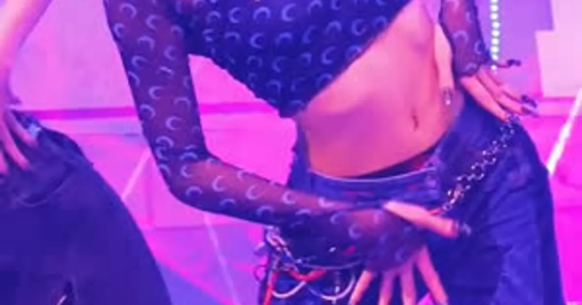 르세라핌 카즈하 시스루 속 검정 끈나시 복근