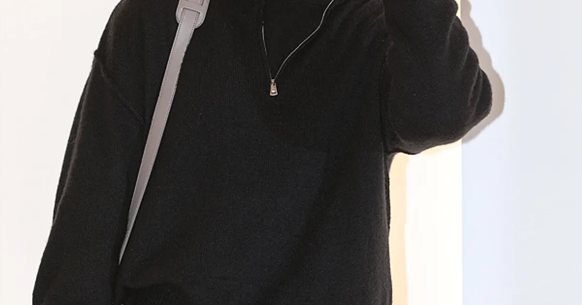 [GJ포토] 배우 김우빈, '수줍은 볼하트'(알로 alo)