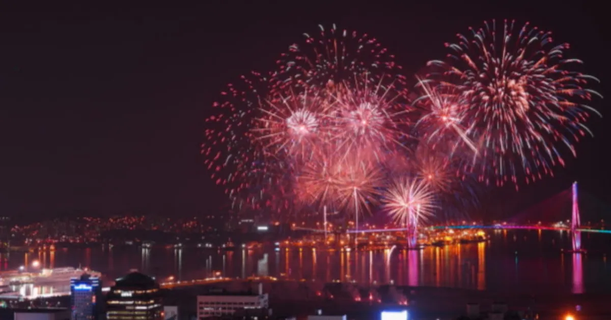 "부산항의 밤을 수놓는 K-POP과 불꽃!" 부산항축제, 부산의 바다와 문화를 경험하다