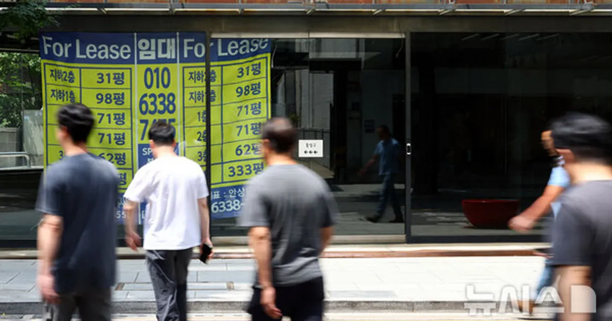 벼랑끝 자영업자 뒤에는…대출 가산금리 올린 은행들