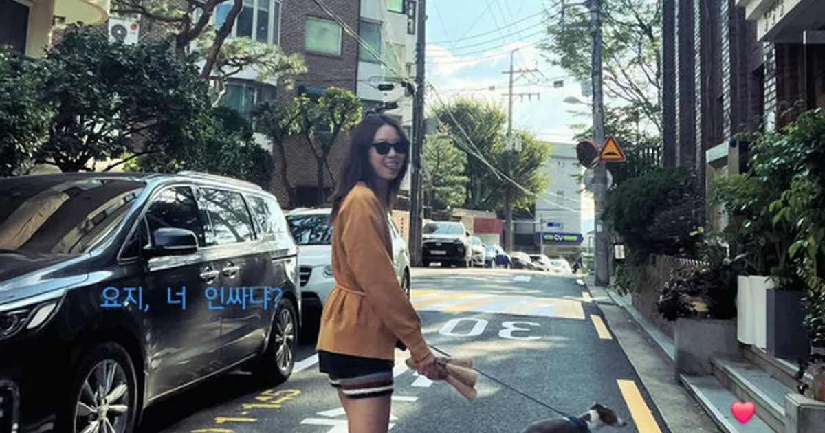 공효진 산책 중 활짝 "사람들에 자꾸 들켜"