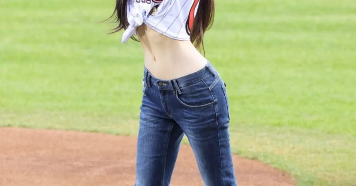 야구 시구하는 ITZY 유나