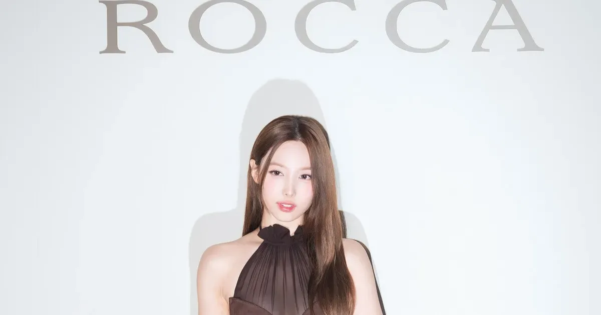 부끄러운 포즈 나연 갈색 시스루 홀터넥 드레스 야드랑이 페로몬