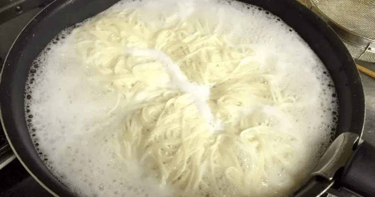 국수 삶을 때 "이 방법"하나만 해줘도 물이 절대로 안넘칩니다.