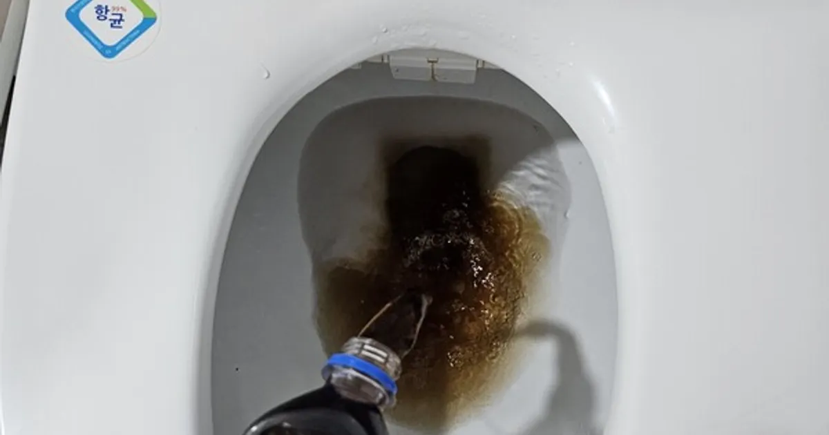 "변기에 먹고 남은 콜라 부어보세요" 이제는 일부러 먹다가 남깁니다