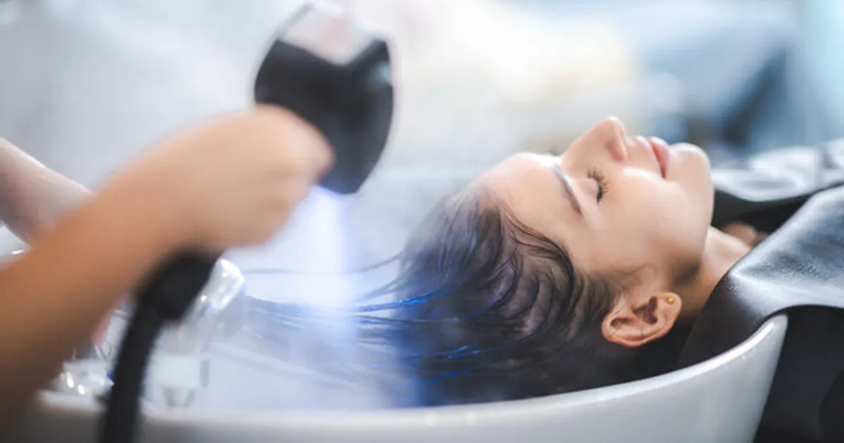 미용실서 머리 감을 때 '이 자세' 조심…불구될 수도