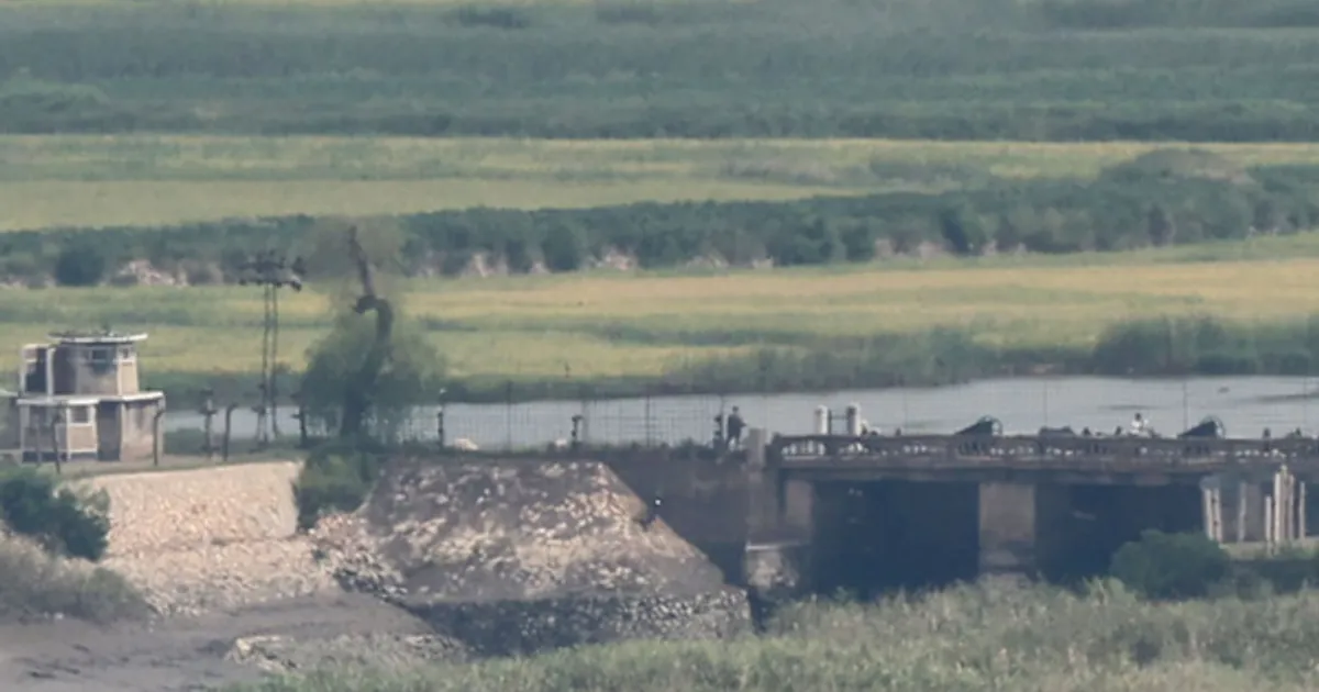 귀순 5시간 뒤 북한군 2명 무장한채 MDL 침범…군, 경고 방송 후 경고 사격 실시