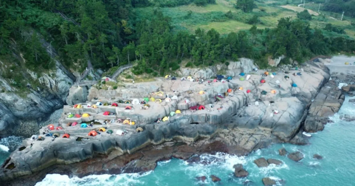 "자연 그대로의 모습을 간직한 곳!" 여수 개도 청석포해수욕장,에메랄드빛 바다와 몽돌