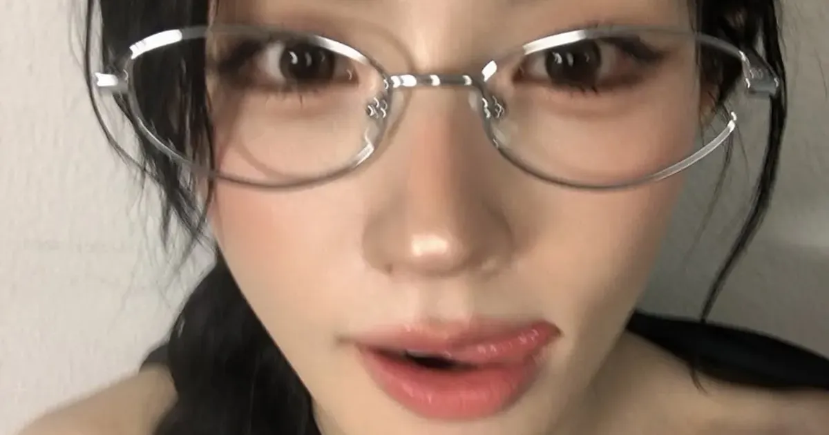 안경 쓰고 혀낼름 내미는 미연 얼빡샷...위에서 찍은 봉긋한 가슴