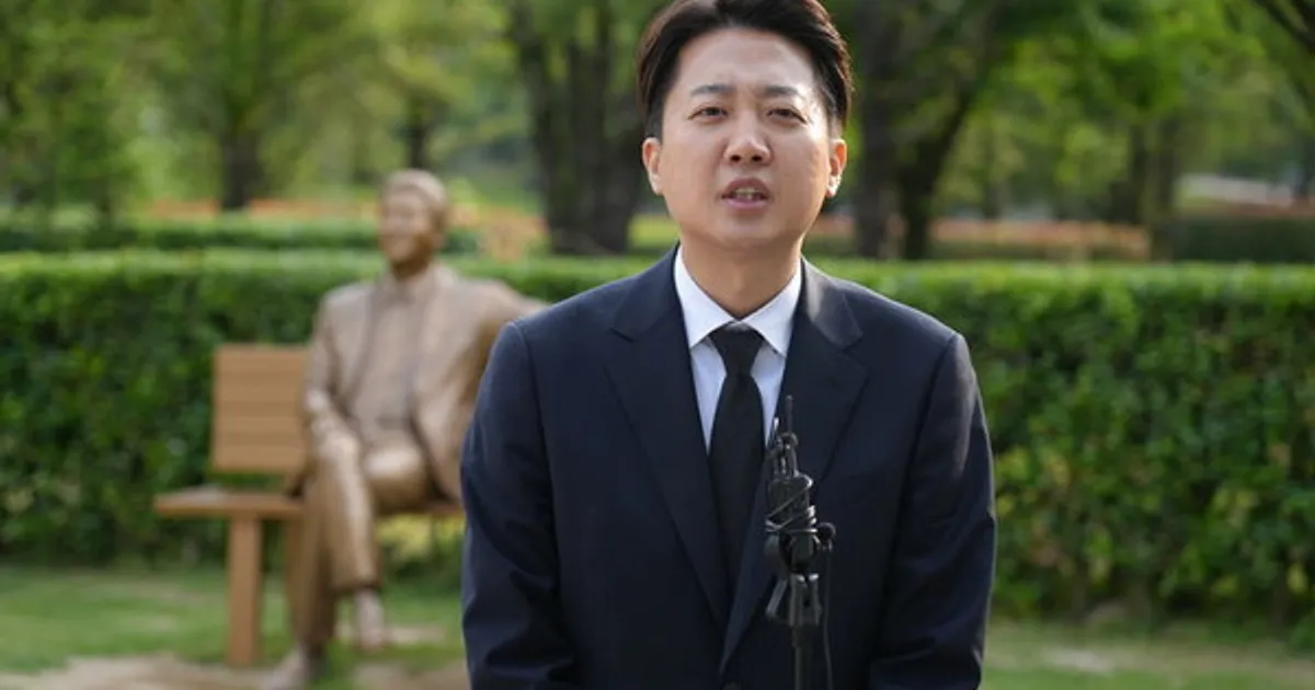 이준석, 노무현 대통령 묘역 참배…"노무현의 바른정치 닮겠다"