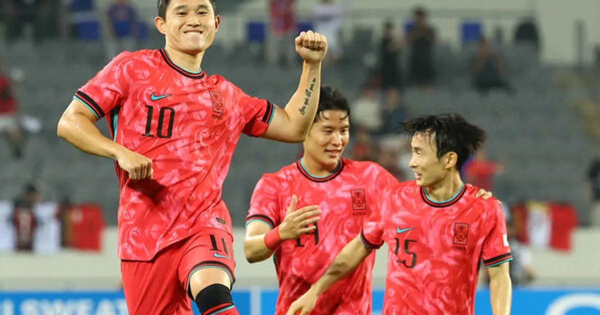 이동경, 환상 감아차기로 선제골…1489일만에 A매치 골맛