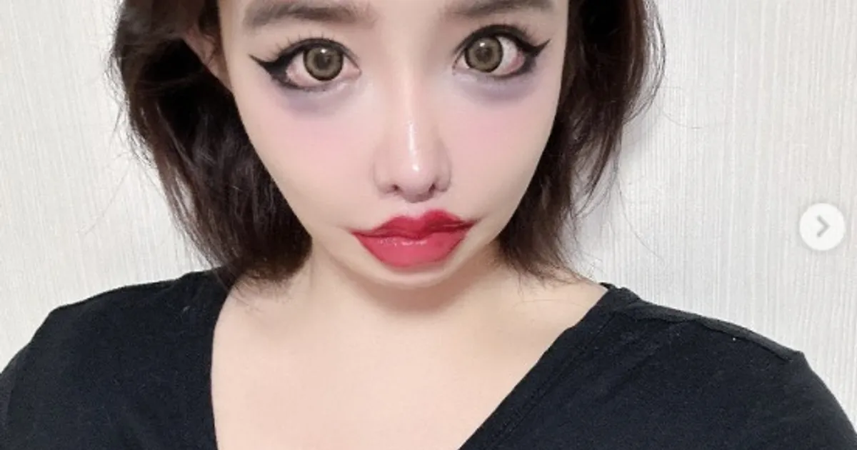 투애니원 박봄, 근황 공개…“활동 중단 후 강렬한 스모키 메이크업”