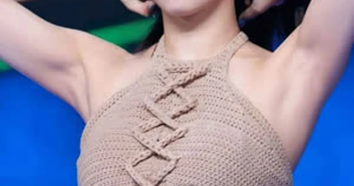 트와이스 모모 홀터넥 니트 겨드랑이