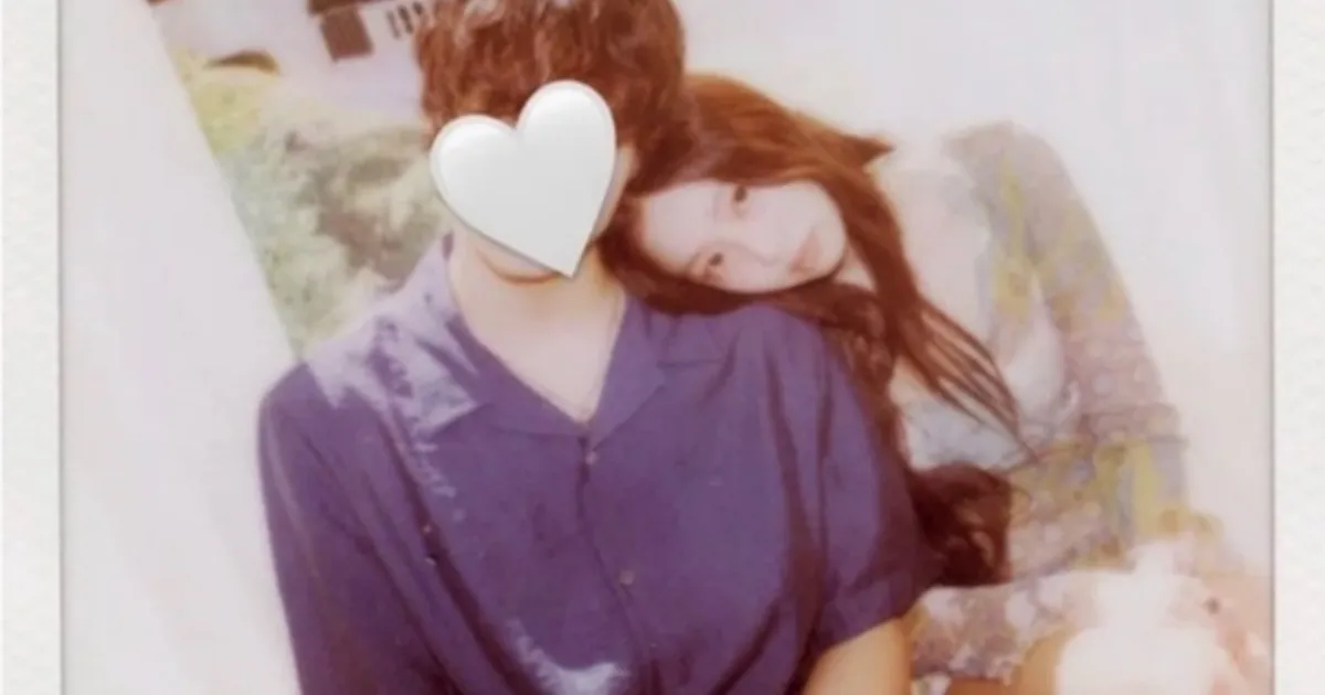 블랙핑크 제니, 의문의 남성과 얼굴 밀착 즉석사진 깜짝 공개… "하트 스티커로 가린 정체, 테임 임팔라 협업 '드라큘라' 뮤직비디오 스포일러 추측 무성"