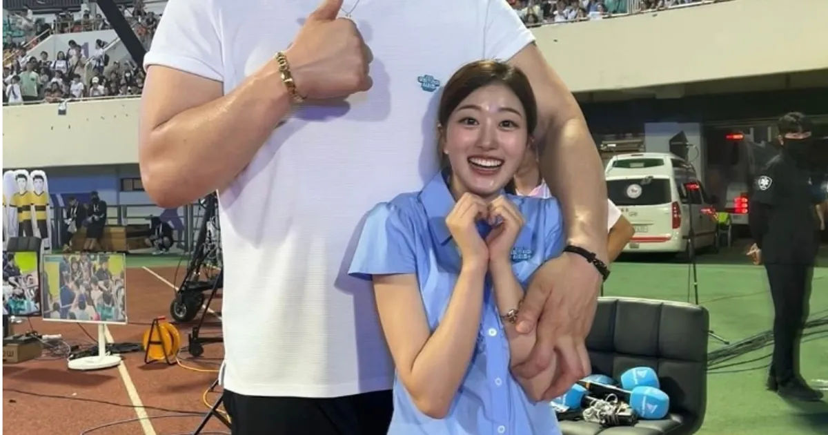 최홍만과 사진 찍은 여자 아나운서