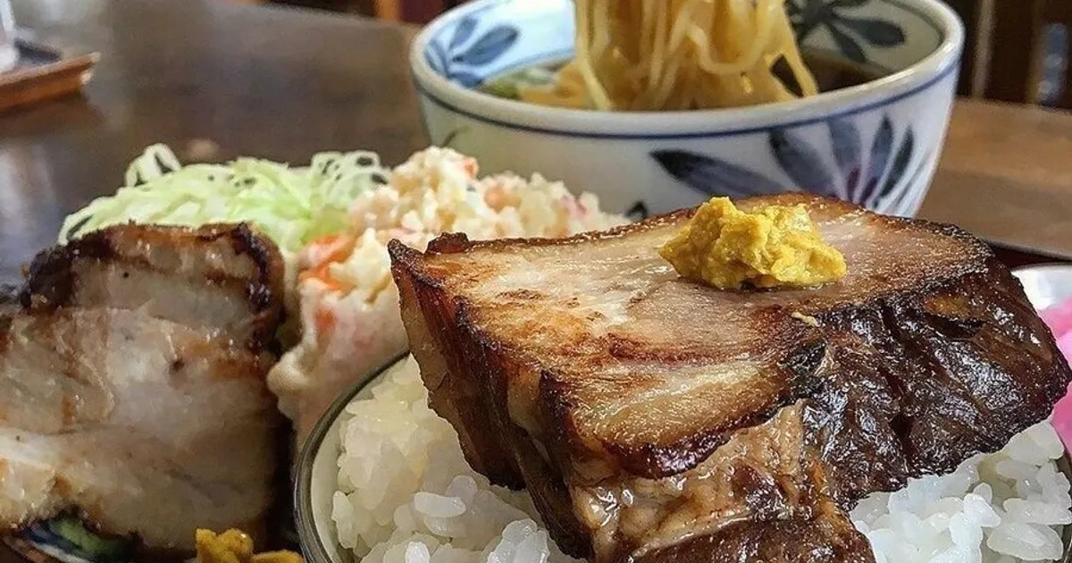 일본의 500엔 라멘밥고기샐러드 정식집		,,