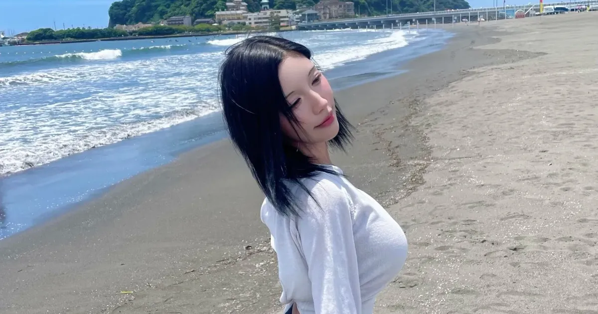 바닷가에서 여친짤 생산한 라잇썸 한초원 흰 크롭티 공격적인 옆슴